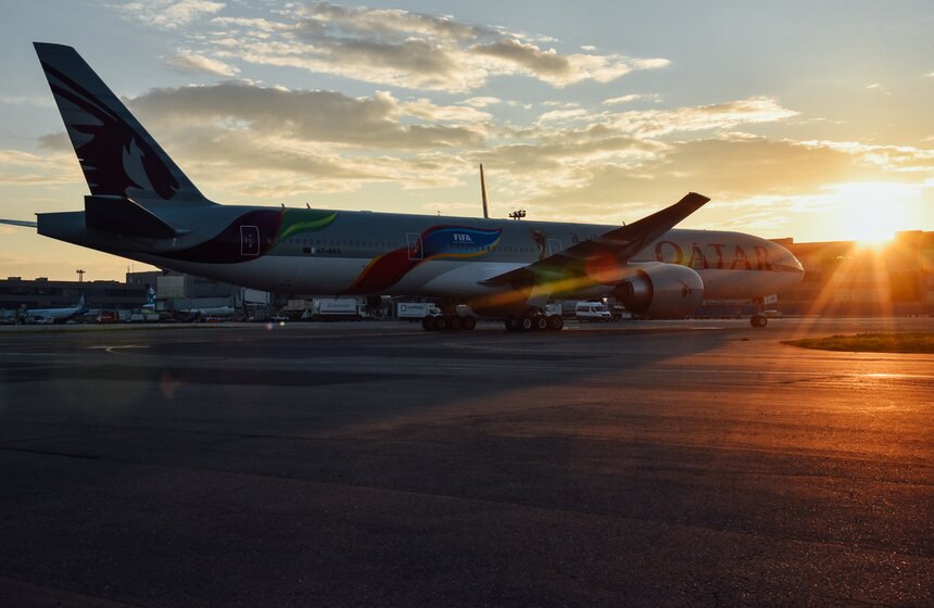 Все орнаменты на борту воздушного судна выполнены вручную