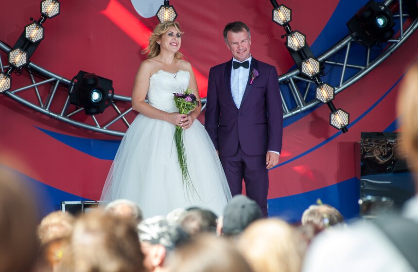 Символической кульминацией праздника стала церемония вручения супружеским парам, прожившим в браке 25 и более лет и подающим пример крепости семейных устоев