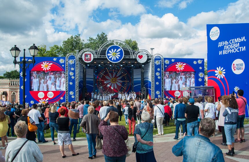 8 июля по всей России прошло празднование Дня семьи, любви и верности, отмечаемого с 2008 года