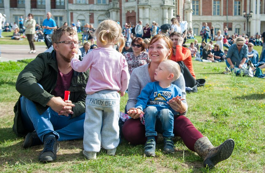 Юные зрители праздника также могли сделать аквагрим, а участники постарше – нанести на лицо блестки – Москва 24