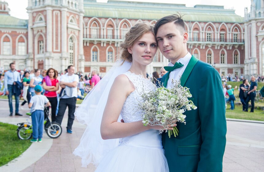 Дата праздника выбрана неслучайно: именно 8 июля Русская православная церковь отмечает день памяти святых Петра и Февронии, которые издревле считались на Руси покровителями семьи и брака