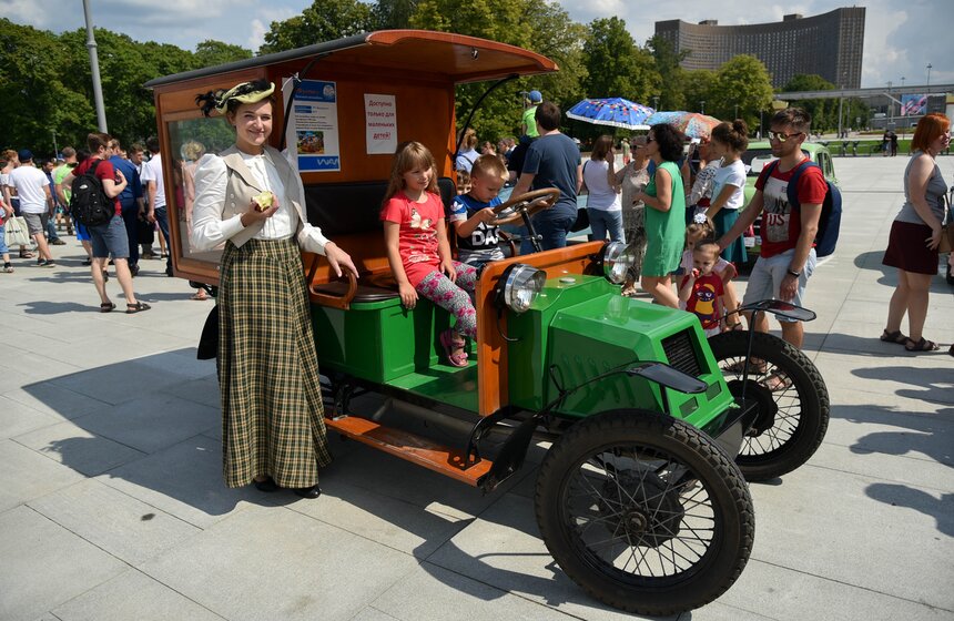 Также на площади перед аркой главного входа пройдет выставка новых ретромоделей наземного транспорта