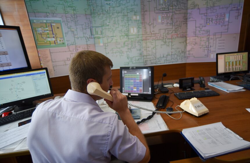 Все работы в диспетчерском центре проходят в режиме онлайн, вентили сотрудники не крутят. Зато диспетчеры контролируют все потоки информации о работе оборудования. Если случается протечка или авария на теплосетях, то они тут же распределяют аварийно-ремонтные бригады, чтобы наладить работу оборудования и тепловых сетей.