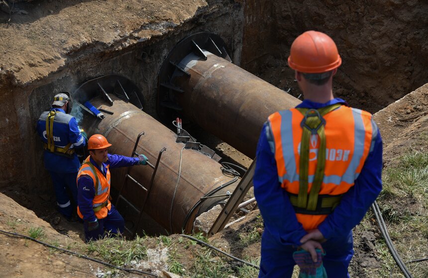 Если отвечать в двух словах, то горячую воду в домах отключают, чтобы проверить надежность трубопровода перед отопительным периодом. Но эта задача не так проста, как кажется.