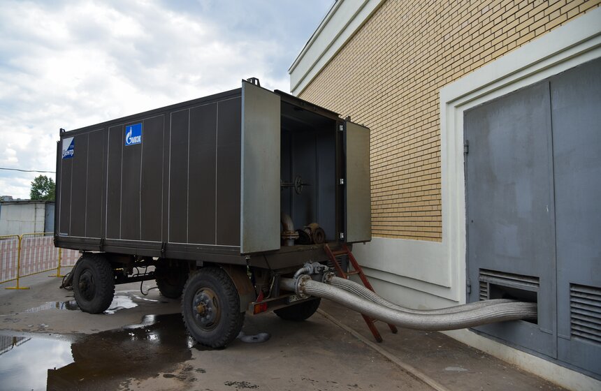 Летом специалисты занимаются сезонным техническим обслуживанием и капитальным ремонтом тепловых сетей. Готовятся и внутреннее оборудование, и наружные тепловые сети. А самый надежный способ проверки герметичности трубопровода – гидравлическое испытание.