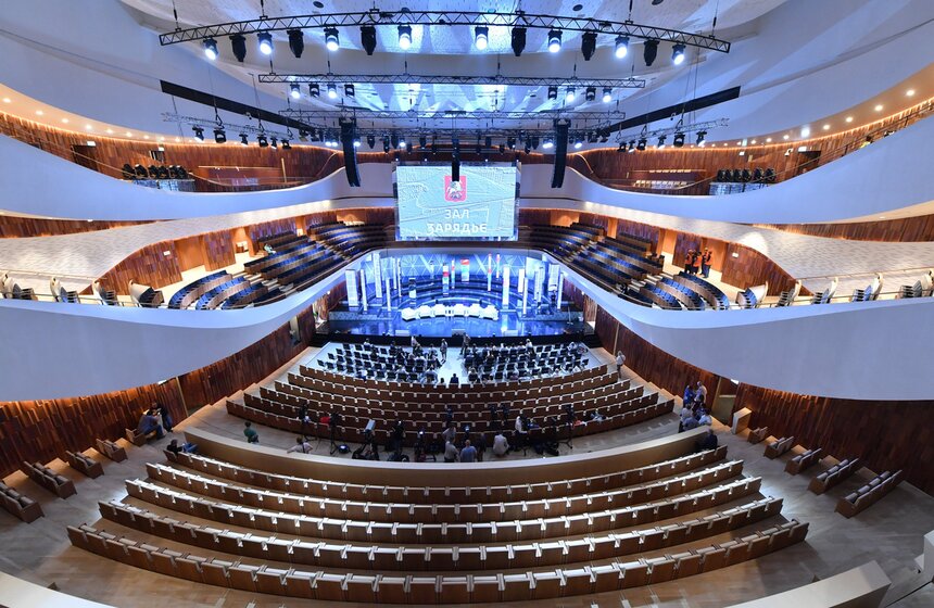 В парке "Зарядье" закончили строительство концертного зала. Официально открытие состоится в День города: гала-концерты 8 и 9 сентября пройдут при участии звезд мировой оперной сцены, известных исполнителей и симфонического оркестра Мариинского театра под управлением Валерия Гергиева.