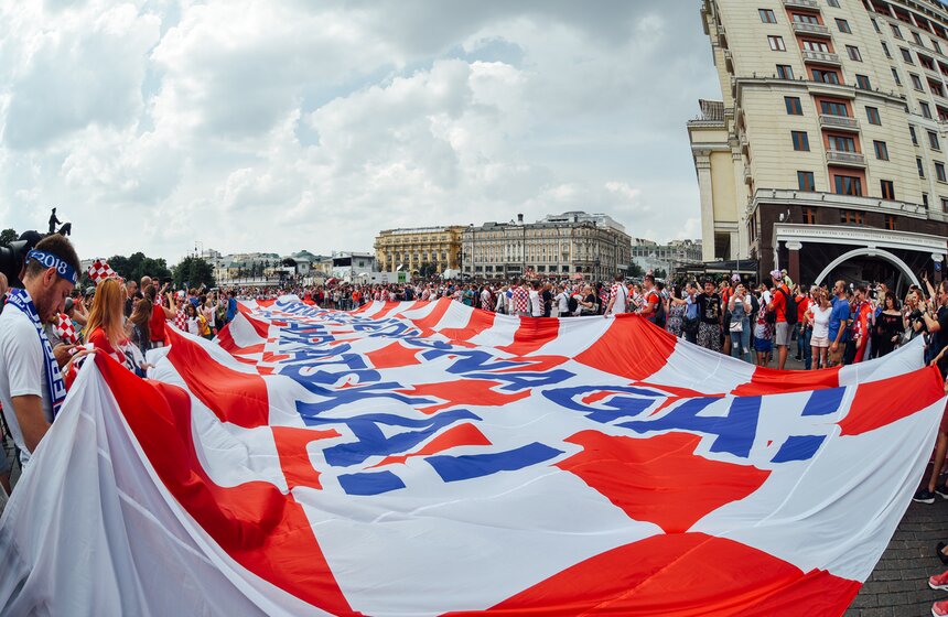 Хорватские болельщики растянули огромный баннер на Манежной площади перед финалом ЧМ-2018