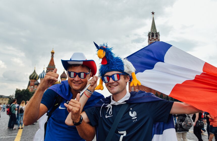 Французские болельщики также собрались на Красной площади, чтобы выразить поддержку своим командам