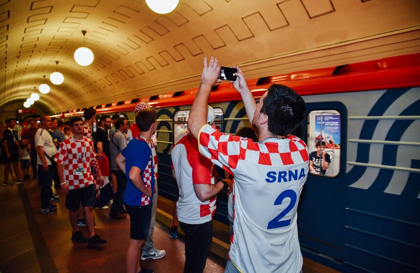 Футбольная лихорадка добралась и до столичной подземки