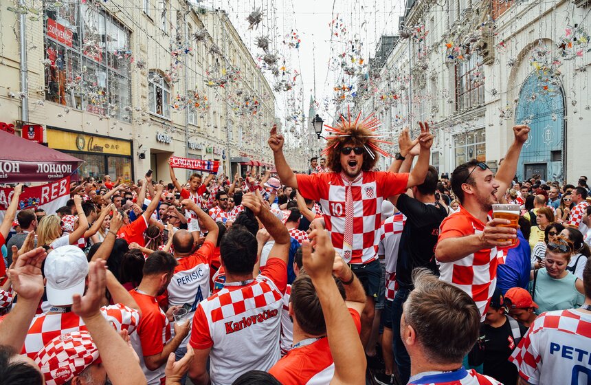 Хорватские болельщики, одетые в футболки в цветах национального флага, активно поддерживали свою команду речевками