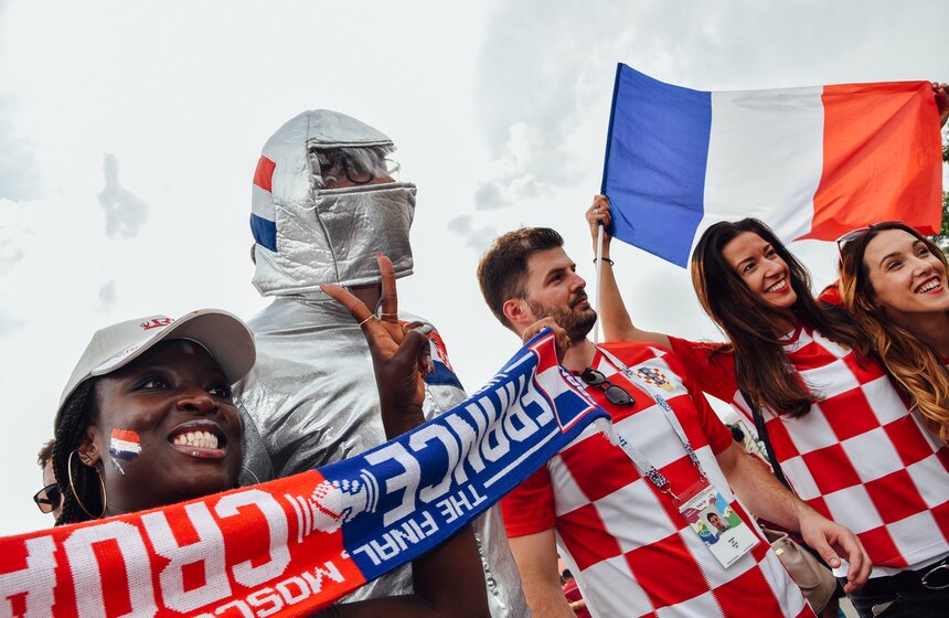 Болельщики Хорватии привезли с собой национальные флаги и надели необычные головные уборы