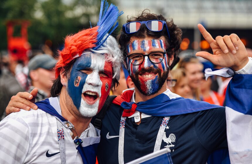 На улице собрались несколько сотен фанатов