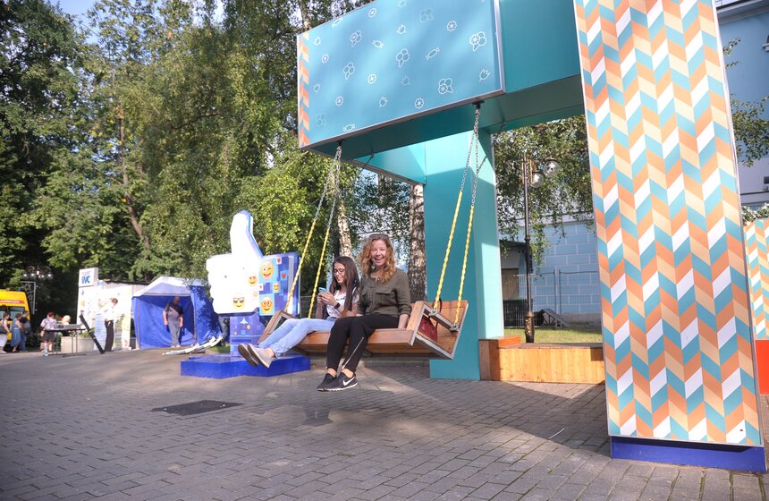 Фестивальный марафон завершится грандиозной дискотекой под открытым небом от модных московских диджеев, выступлением специального гостя и праздничным фейерверком