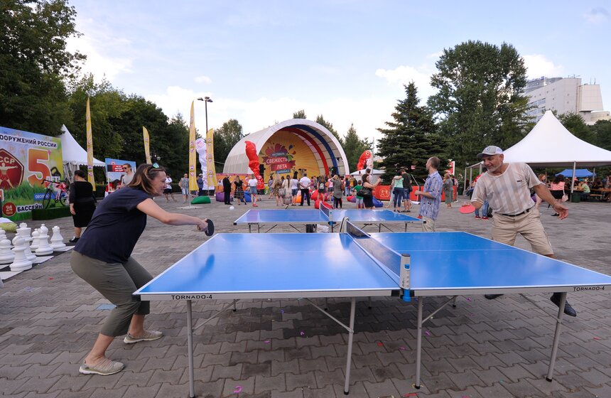 Проект "Московского долголетия" организует парад-марафон песенных коллективов и исполнителей от всех округов столицы, а для тех, кто любит и ведет активный образ жизни, можно будет проявить себя и сразиться в настольный теннис, бильярд или шахматы