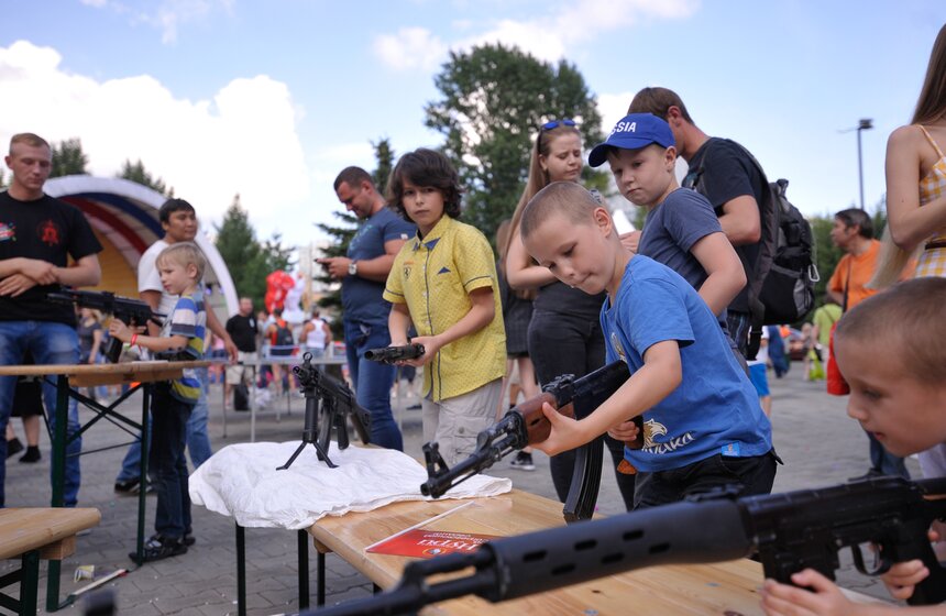 Для самых маленьких гостей фестиваля "Свежесть лета" организаторы приготовили спортивные развлечения, гонки на мини-автомобилях, аттракционы на батутах, всевозможные игры, литературные встречи, кулинарные мастер-классы и даже театральные квесты