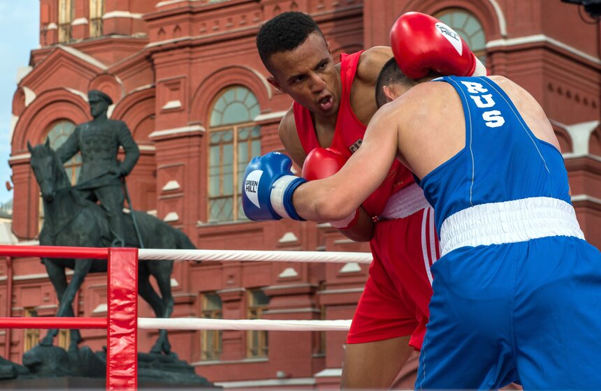 Около сцены на Манежной площади порядка 5 тысяч человек приняли участие в открытой тренировке по боксу. Это достижение вошло в "Книгу рекордов Гиннесса". Праздник завершится матчевыми боями между российскими и немецкими боксерами.