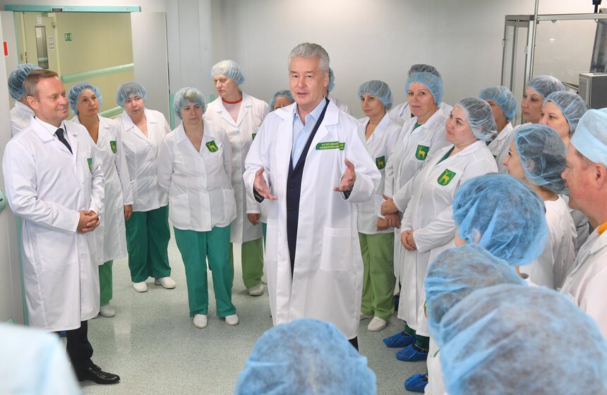 23 июля кандидат в мэры Москвы Сергей Собянин провел встречу с коллективом "Московского эндокринного завода". Он подчеркнул, что лекарства местного производства могут увеличить продолжительность жизни в Москве до 80 лет. Встречи Собянина с коллективами столичных предприятий в рамках избирательной кампании по выборам мэра Москвы будут проходить регулярно. Первая такая встреча прошла на фабрике по изготовлению мороженого.