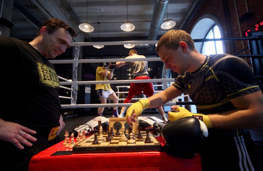 В Москве существует целая федерация такого необычного спорта, как шахбокс. Шахбокс – гибридный вид спорта, комбинация шахмат и бокса в чередующихся раундах. Бой состоит из 11 раундов, нечетные раунды – быстрые шахматы, четные – бокс. Между раундами – пауза продолжительностью в одну минуту. Один шахматный раунд длится 4 минуты, один боксерский раунд – 3 минуты. Победа достигается нокаутом или техническим нокаутом, а также матом, сдачей противником шахматной партии или просрочкой им шахматного времени. Если шахматная партия заканчивается вничью, а в боксе не достигнут нокаут, решает победа по очкам в боксерских раундах. Если при этом и в боксе присуждена ничья, победа присуждается игравшему черными фигурами.