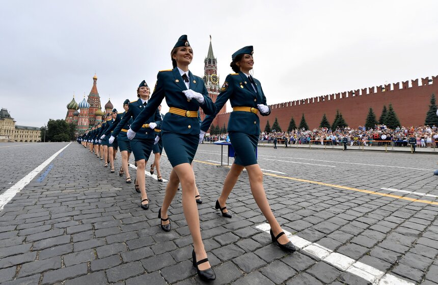 Впервые в Москве на Красной площади состоялся выпуск курсантов и студентов вузов МЧС. В церемонии 21 июля приняли участие 922 выпускника. При этом дипломы с отличием были вручены 136 курсантам, 19 из них получили золотые медали "За особые успехи в учении". На мероприятии выпускников поприветствовал глава МЧС России Владимир Пучков.