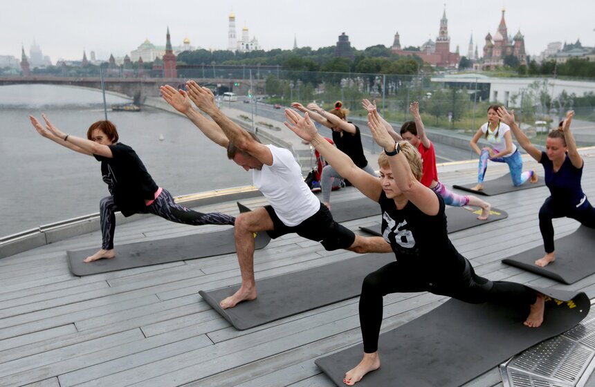 21 и 22 июля в рамках московского урбанистического фестиваля проходили йога на "Парящем мосту" в Зарядье, танцы под живую музыку, восточные единоборства и мастер-класс по хип-хопу.