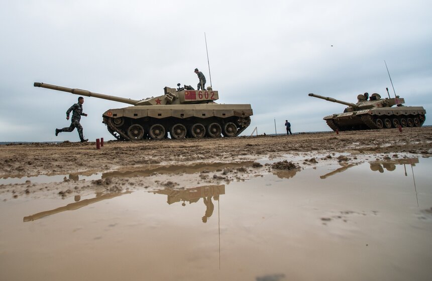 24 июля в подмосковном Алабино прошла тренировка и пристрелка танков фестиваля "Танковый биатлон". В этом году участие примут танковые экипажи из 23 стран Европы, Азии, Африки и Латинской Америки. История возникновения "Танкового биатлона" начинается в 2013 году, когда министр обороны России Сергей Шойгу предложил провести международные военно-спортивные состязания по данной дисциплине. Первыми их участниками были команды из России, Армении, Белоруссии и Казахстана. Опыт оказался успешным. В 2014 году в конкурсе уже участвовало 12 стран, в том числе такие танковые державы, как Индия и Китай.