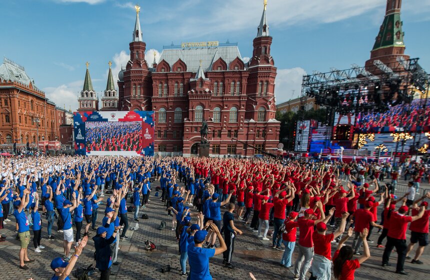 22 июля российские спортсмены отмечали День российского бокса. На Манежной площади в Москве состоялось празднование, которое собрало 20 тысяч человек. Почетными гостями праздника стали генсек Федерации бокса России Умар Кремлев, председатель высшего наблюдательного совета организации Алексей Рубежной, глава Международной боксерской федерации Дэрилл Пиплз, жена Мохаммеда Али – Йоланда Уильямс, а также ветераны бокса и члены сборной России.
