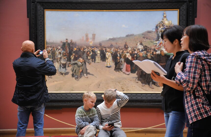 А экскурсии в Третьяковской галерее не перестают быть популярными среди москвичей и гостей города. Для посетителей экскурсоводы подготовили десятки экскурсий на разнообразные тематики. В прошлом году музеи Третьяковки посетило более 2 миллионов человек.