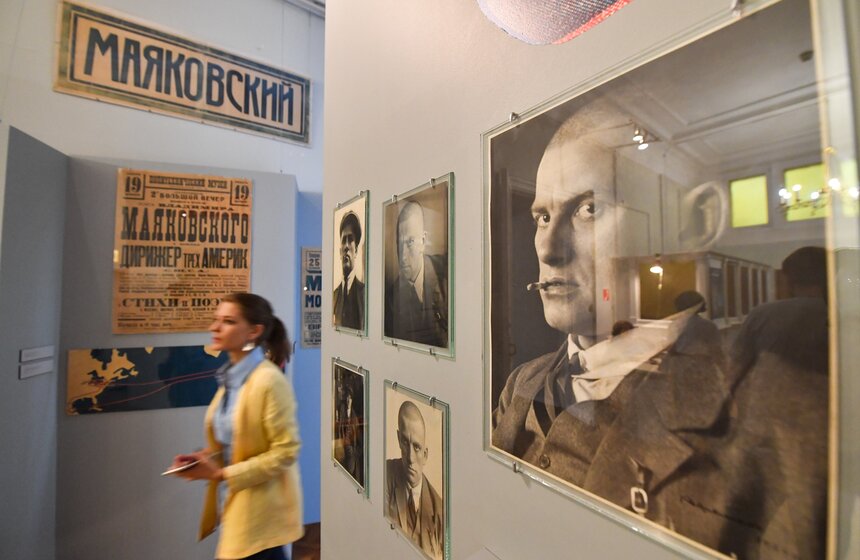 24 июля 2018 года в Доме Остроухова в Трубниках состоялось открытие юбилейной выставки, посвященной 125-летию со дня рождения В.В. Маяковского, "Владимир Маяковский. Там и у нас". Каждый зал выставки соответствует определенному городу, где побывал Маяковский. В экспозицию вошли документы, фотографии, журналы, иллюстрации, открытки и многое другое. Некоторые экспонаты демонстрируются впервые. С 1922 по 1929 годы поэт девять раз выезжал за пределы Советского Союза, побывал в Риге, Париже, Берлине и других европейских городах. Он мечтал совершить кругосветное путешествие, но самой длительной поездкой оказалась поездка в 1925 году в Америку.