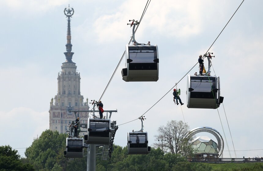 25 июля на Воробьевых горах прошли учения сотрудников МЧС, которые отрабатывали эвакуацию людей с канатной дороги. Воздушную трассу планируют запустить уже к концу 2018 года. На учениях спасатели должны были оперативно отреагировать на нештатную ситуацию.