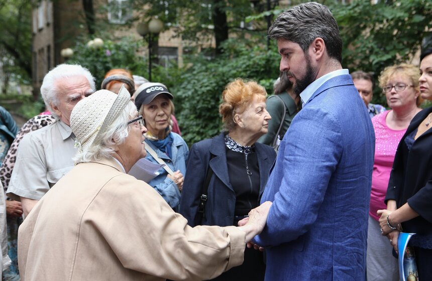 24 июля кандидат в мэры Москвы Илья Свиридов встретился с жителями Ростокина, которые ранее попросили его помочь в решении проблемы с отсутствием в районе медицинского учреждения. Помимо этого, Свиридов поговорил с жителями Сельскохозяйственной улицы, которые рассказали кандидату о наличии по соседству заброшенной земли.