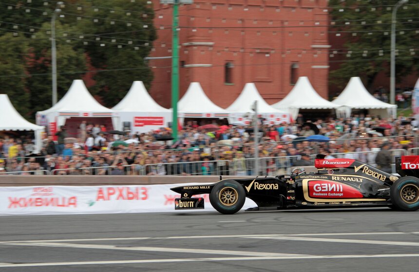 В столице завершилось автошоу Moscow City Racing 11 фото