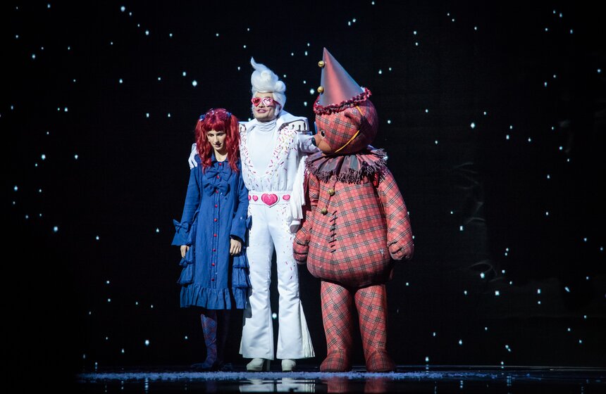 Герои встретят в своем путешествии по сказочным странам около 50 сказочных героев, среди которых – Царица ночи, Торт Наполеон, оркестр заводных обезьянок, синий павлин – хранитель времени, чудовища и монстры из шкафа