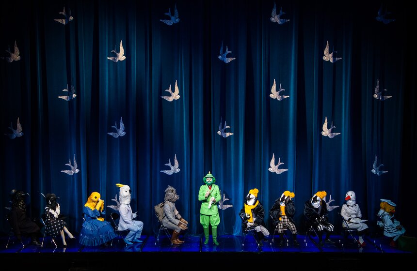 В антракте герои спектакля ходят по фойе и фотографируются со зрителями