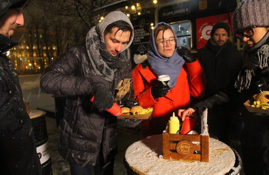 В честь праздника радиостанция угостила посетителей сада "Эрмитаж"