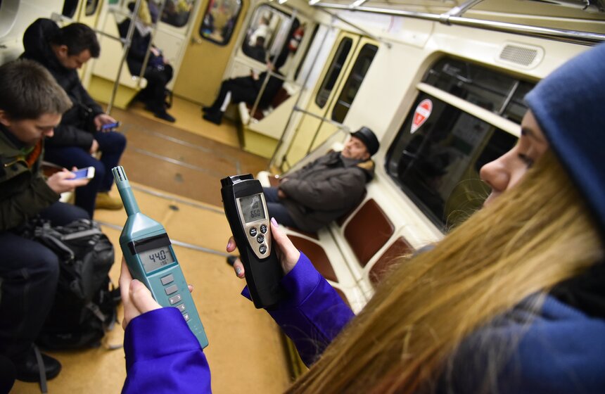 Пыль в метро попадает из атмосферы с приточным воздухом, от пассажиров, в результате истирания полов и лестниц, с ней можно справиться благодаря вентиляции