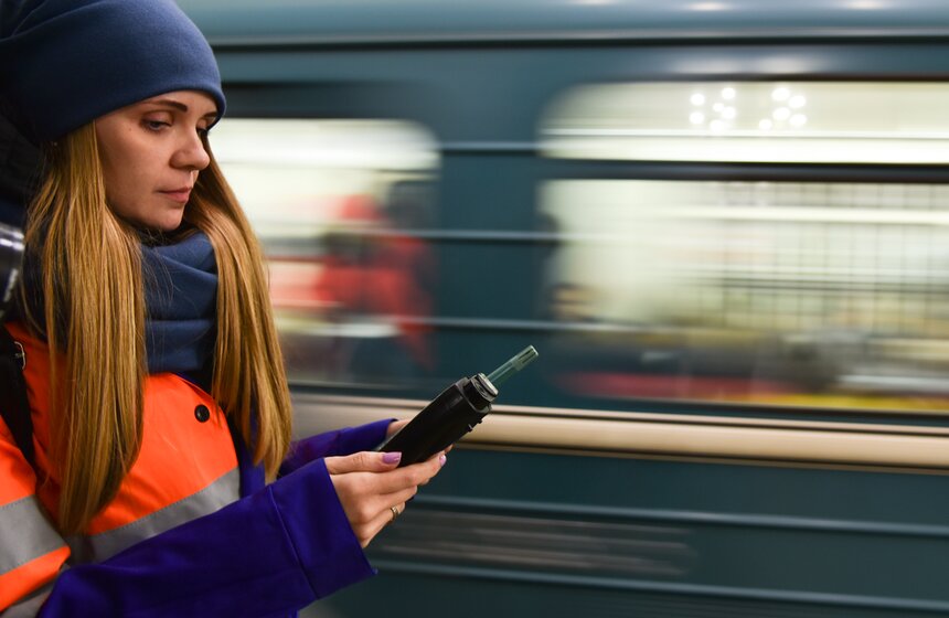 Метрополитен постоянно борется с загрязнениями и пылью. Для этого используют не только сложные технические средства, но и мокрые опилки, которые притягивают частицы пыли, не давая им подняться в воздух