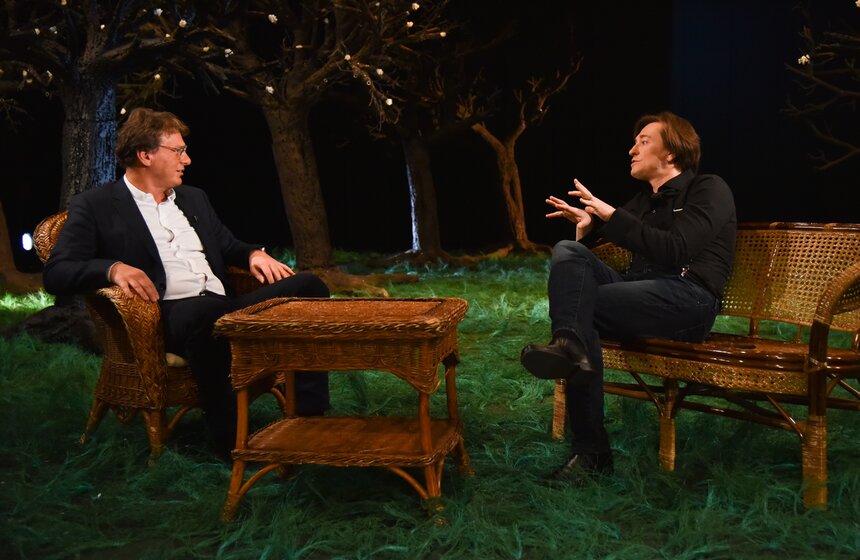 По какой причине нельзя делать селфи в декорациях его нового спектакля