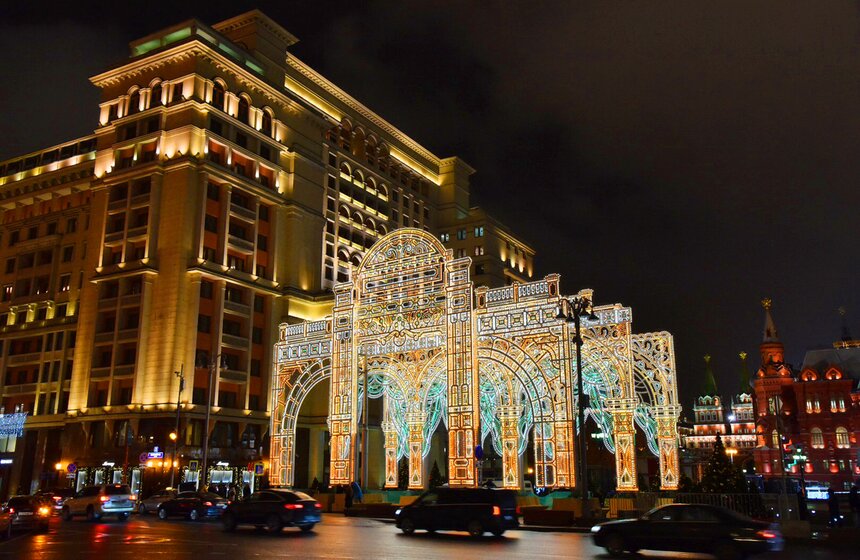 Арт-объект на Манежной площади выполнен в стилистике фасада Малого театра на Ордынке
