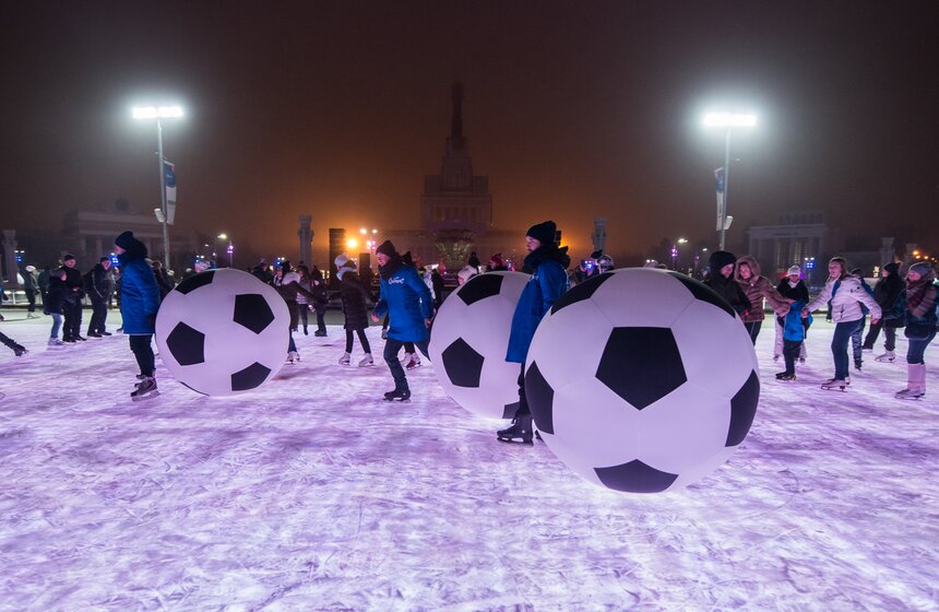 Выполнив их, гости катка получали карточку — но она не удаляла их "с поля", а, напротив, вознаграждала за старания.