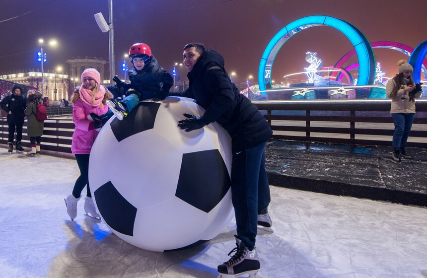 Любители селфи делали эффектные фото на фоне пяти футбольных мячей разного размера, самый большой из которых — более полутора метров в диаметре.