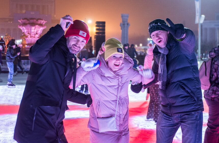 10 декабря любители спорта отметили на катке всемирный праздник, посвященный любимой игре миллионов.