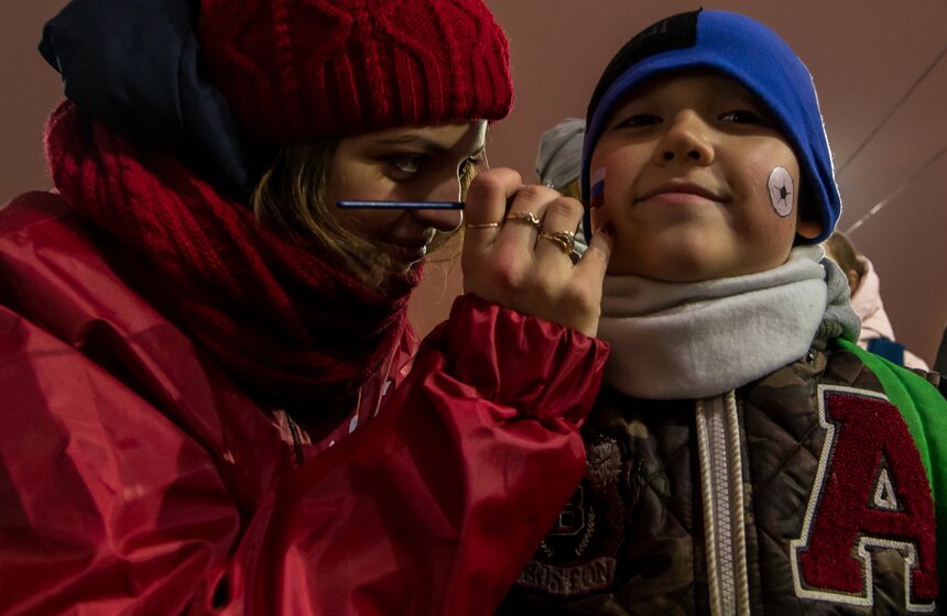 В течение всего вечера на катке проходили активные игры.