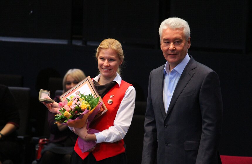 Сергей Собянин также вручил значки "Искренний сервис" первым сотрудникам "Моих документов", которые успешно справились с тестированием, претендуя на должность администратора.