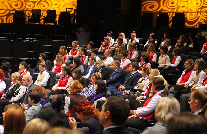 Мэр отметил, что с 1 января размер фонда заработной платы сотрудников центров госуслуг будет увеличен на 30 процентов.