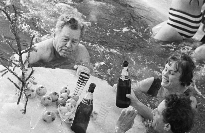 31 декабря 1967 года. Любители моржевания отмечают Новый год.