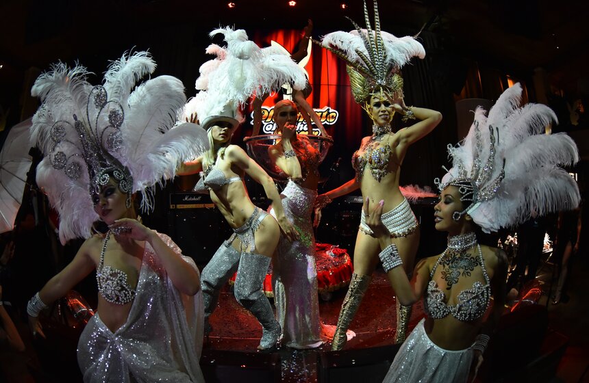 Эффектным началом Церемонии награждения стал шоу-номер от коллектива Fashion Dolls "Diamonds"