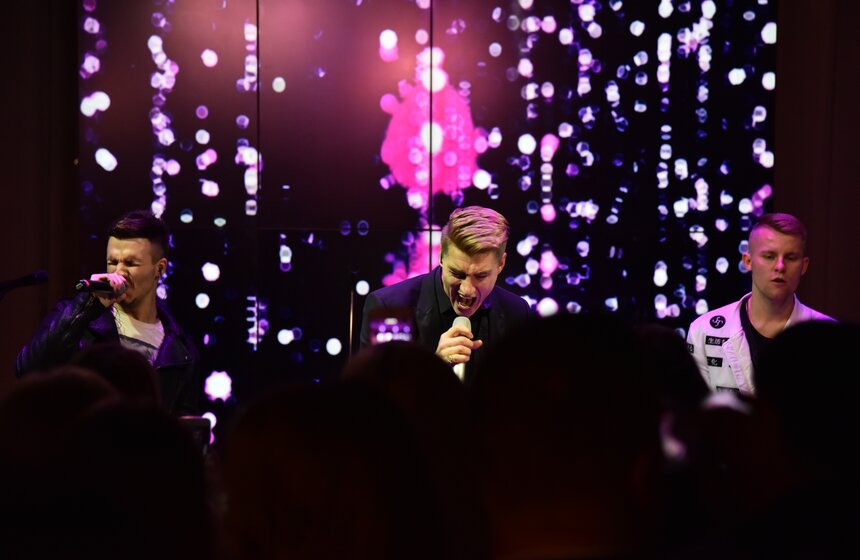 Концертную программу открыло выступление Алексея Воробьева в компании группы "Френды"