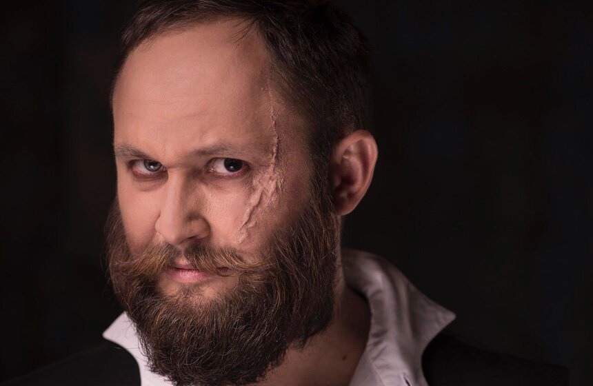 Мистическая история о любви и страсти, мести и предательстве объединяет восемь героев дома и 51 зрителя