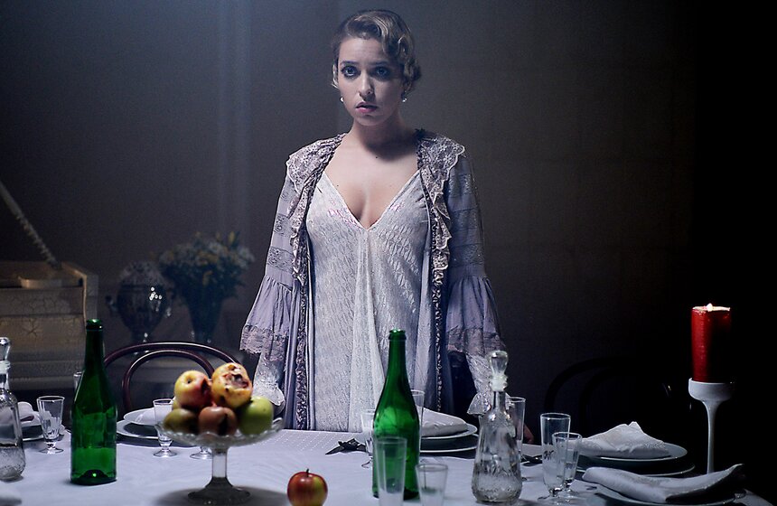 Действие, происходящее в начале прошлого столетия, изящно переплетается с современностью