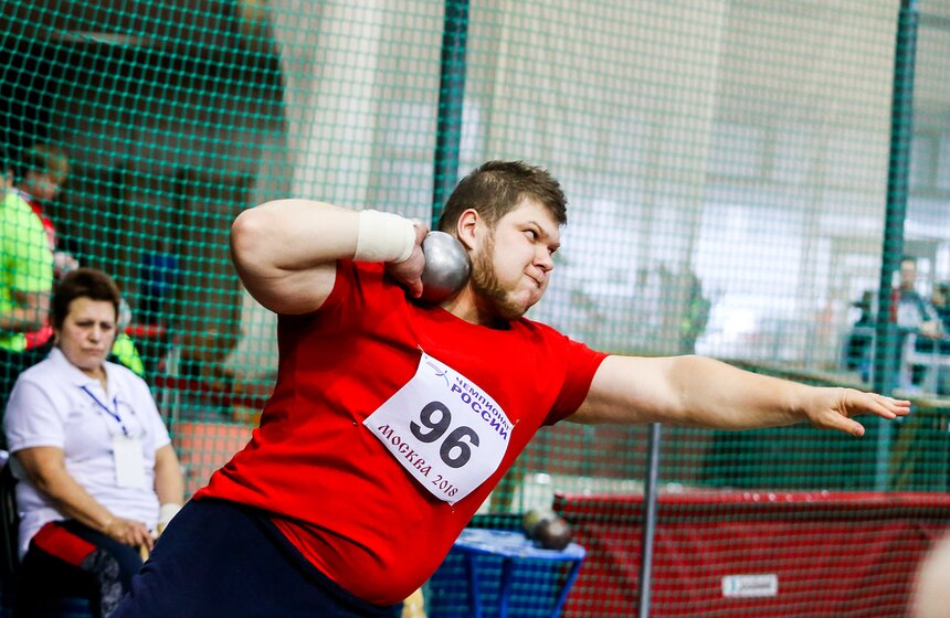 Участник соревнований чемпионата России по легкой атлетике в помещении.